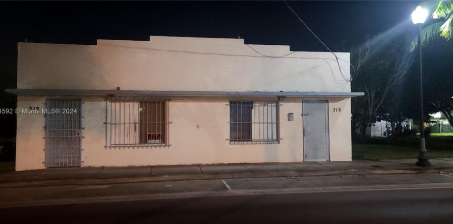 Commercial property in Homestead, Florida № 1957642