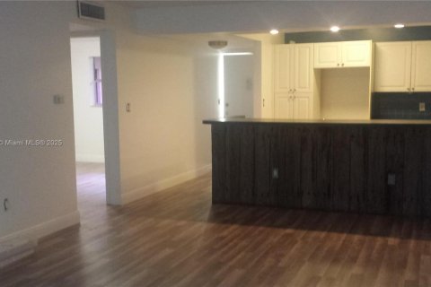Copropriété à vendre à North Miami, Floride: 2 chambres, 79.9 m2 № 2089191 - photo 2