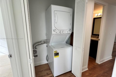 Condominio en alquiler en Miami, Florida, 2 dormitorios, 96.25 m2 № 1975342 - foto 22