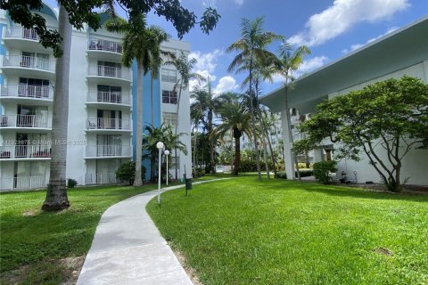 Condominio en alquiler en Miami, Florida, 2 dormitorios, 96.25 m2 № 1975342 - foto 3