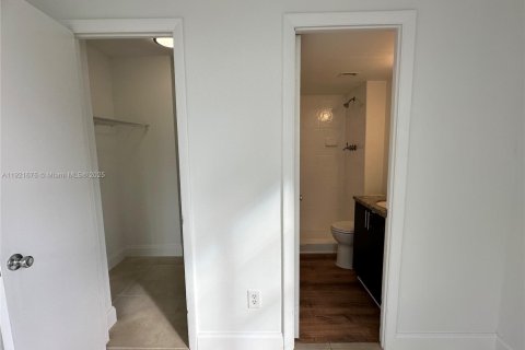 Condominio en alquiler en Miami, Florida, 2 dormitorios, 96.25 m2 № 1975342 - foto 24