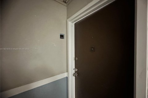 Condominio en alquiler en Miami, Florida, 2 dormitorios, 96.25 m2 № 1975342 - foto 10