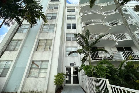 Condominio en alquiler en Miami, Florida, 2 dormitorios, 96.25 m2 № 1975342 - foto 6