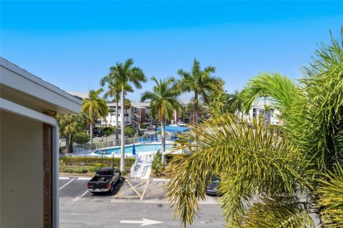 Condo in Hallandale Beach, Florida, 1 bedroom  № 1225902 - photo 1