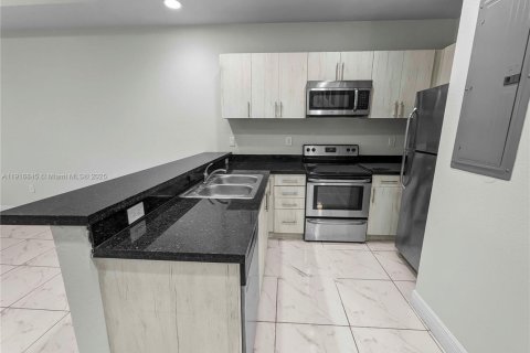 Condominio en alquiler en Miami, Florida, 2 dormitorios, 115.2 m2 № 2054201 - foto 12