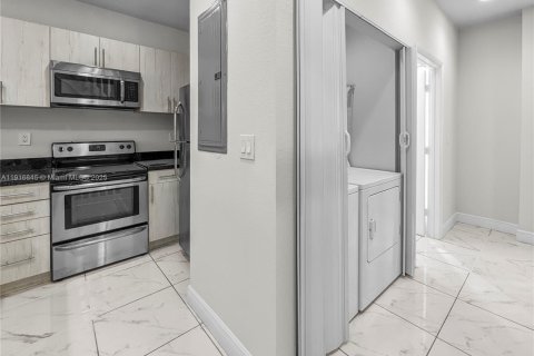 Condominio en alquiler en Miami, Florida, 2 dormitorios, 115.2 m2 № 2054201 - foto 3