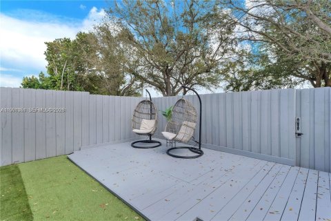 Townhouse in Miami, Florida 3 bedrooms, 103.12 sq.m. № 2032144 - photo 13