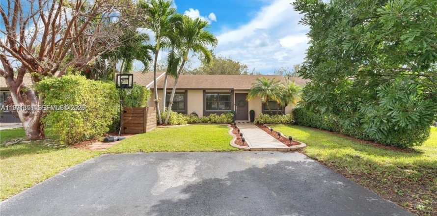 Townhouse in Miami, Florida 3 bedrooms, 103.12 sq.m. № 2032144