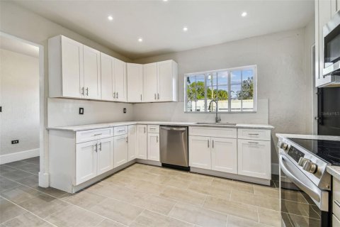 Villa ou maison à louer à Tampa, Floride: 5 chambres, 290.69 m2 № 2109465 - photo 28