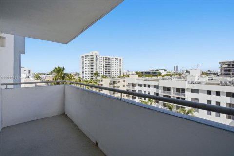 Condominio en venta en Miami Beach, Florida, 1 dormitorio, 70.98 m2 № 2049324 - foto 12