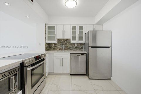 Condominio en venta en Miami Beach, Florida, 1 dormitorio, 70.98 m2 № 2049324 - foto 2