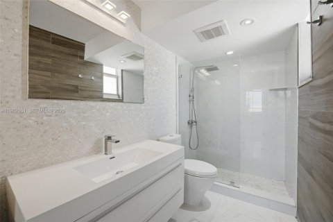 Condominio en venta en Miami Beach, Florida, 1 dormitorio, 70.98 m2 № 2049324 - foto 10