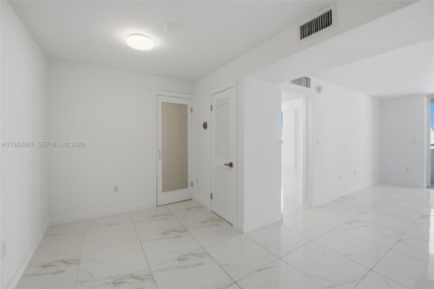 Condominio en venta en Miami Beach, Florida, 1 dormitorio, 70.98 m2 № 2049324 - foto 7
