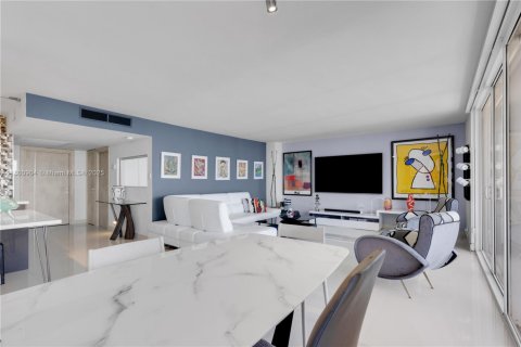 Condo in Hallandale Beach, Florida, 2 bedrooms № 1959314 - photo 13