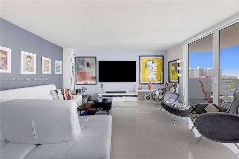 Condo in Hallandale Beach, Florida, 2 bedrooms № 1959314 - photo 18