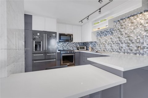 Condo in Hallandale Beach, Florida, 2 bedrooms № 1959314 - photo 11