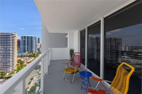 Condo in Hallandale Beach, Florida, 2 bedrooms № 1959314 - photo 4