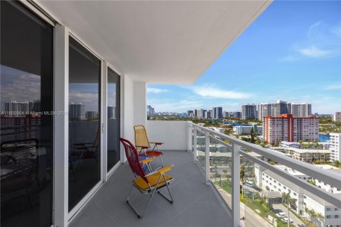Condo in Hallandale Beach, Florida, 2 bedrooms № 1959314 - photo 5