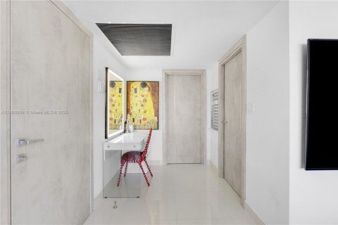 Condo in Hallandale Beach, Florida, 2 bedrooms № 1959314 - photo 27