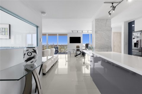 Condo in Hallandale Beach, Florida, 2 bedrooms № 1959314 - photo 17