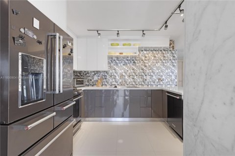 Condo in Hallandale Beach, Florida, 2 bedrooms № 1959314 - photo 8