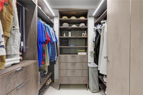 Condo in Hallandale Beach, Florida, 2 bedrooms № 1959314 - photo 25