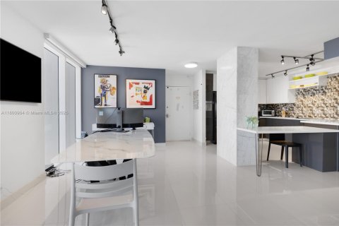 Condo in Hallandale Beach, Florida, 2 bedrooms № 1959314 - photo 12