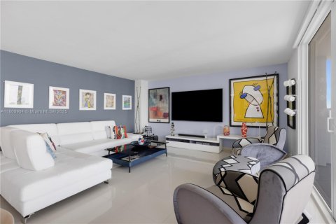 Condo in Hallandale Beach, Florida, 2 bedrooms № 1959314 - photo 19