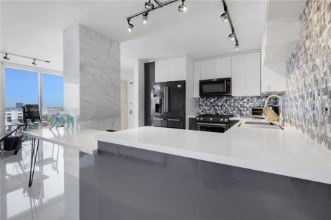 Condo in Hallandale Beach, Florida, 2 bedrooms № 1959314 - photo 9