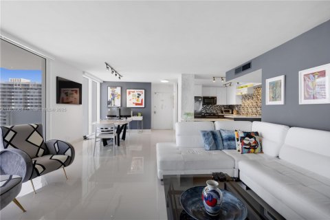 Condo in Hallandale Beach, Florida, 2 bedrooms № 1959314 - photo 16