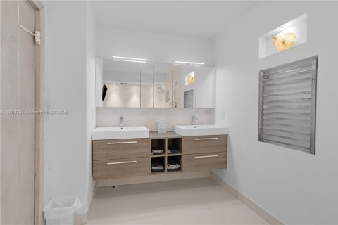 Condo in Hallandale Beach, Florida, 2 bedrooms № 1959314 - photo 28