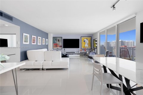 Condo in Hallandale Beach, Florida, 2 bedrooms № 1959314 - photo 20