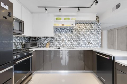 Condo in Hallandale Beach, Florida, 2 bedrooms № 1959314 - photo 7