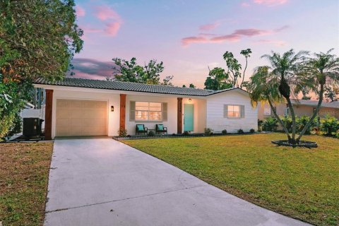 House in Gulfport, Florida 3 bedrooms, 140 sq.m. № 1572726 - photo 1