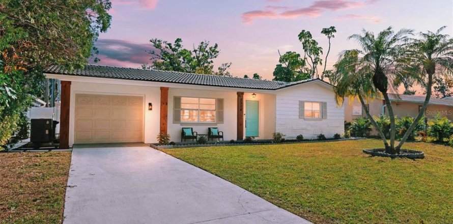 House in Gulfport, Florida 3 bedrooms, 140 sq.m. № 1572726