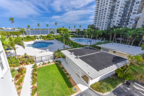 Copropriété à louer à West Palm Beach, Floride: 2 chambres, 108.7 m2 № 970372 - photo 1