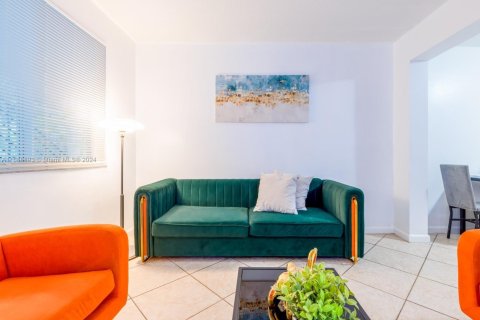 Снять в аренду квартиру в Майами, Флорида 2 спальни, 506.13м2, № 1958534 - фото 4