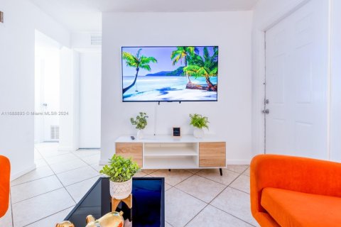 Снять в аренду квартиру в Майами, Флорида 2 спальни, 506.13м2, № 1958534 - фото 5