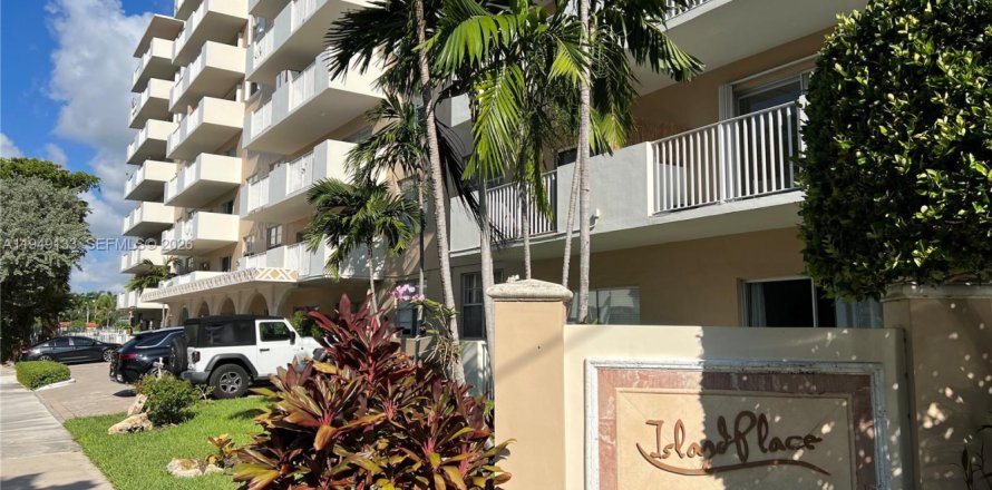 Кондоминиум с 1 спальней в Норт-Бей-Виллидж, Флорида № 2004893