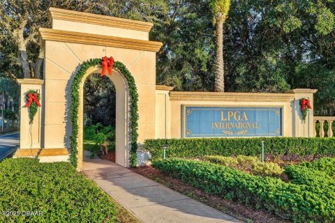 House in Daytona Beach, Florida 5 bedrooms, 283.44 sq.m. № 2157185 - photo 2
