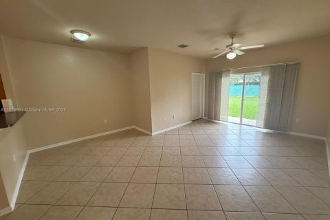 Снять в аренду таунхаус в Мирамар, Флорида 3 спальни, 112.41м2, № 1922470 - фото 5