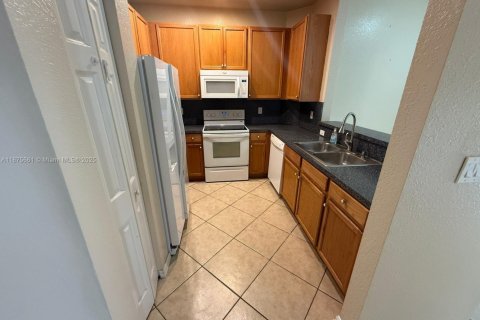 Снять в аренду таунхаус в Мирамар, Флорида 3 спальни, 112.41м2, № 1922470 - фото 7