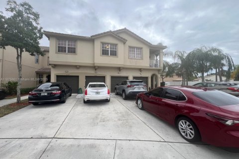 Снять в аренду таунхаус в Мирамар, Флорида 3 спальни, 112.41м2, № 1922470 - фото 1