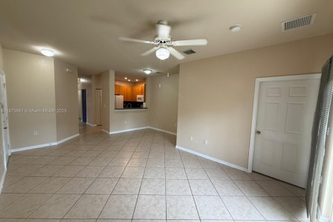 Снять в аренду таунхаус в Мирамар, Флорида 3 спальни, 112.41м2, № 1922470 - фото 3