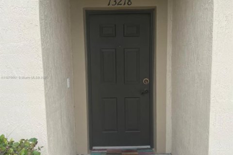 Снять в аренду таунхаус в Мирамар, Флорида 3 спальни, 112.41м2, № 1922470 - фото 2