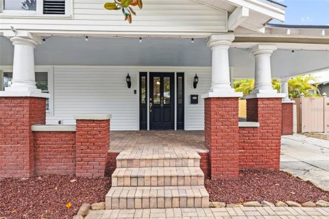 House in Tampa, Florida 4 bedrooms, 166.11 sq.m. № 1769351 - photo 3