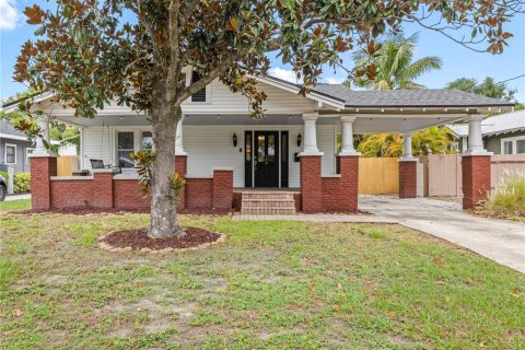 House in Tampa, Florida 4 bedrooms, 166.11 sq.m. № 1769351 - photo 1