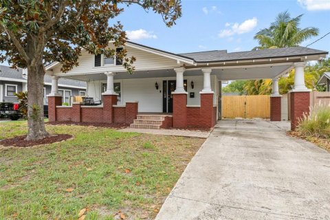 House in Tampa, Florida 4 bedrooms, 166.11 sq.m. № 1769351 - photo 2