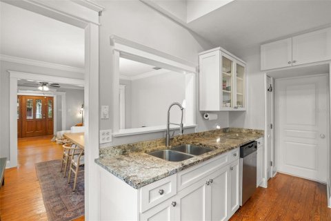 House in Tampa, Florida 4 bedrooms, 166.11 sq.m. № 1769351 - photo 11