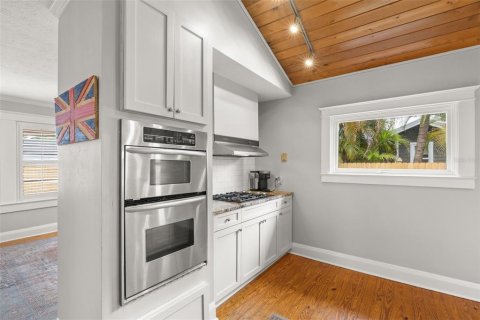 House in Tampa, Florida 4 bedrooms, 166.11 sq.m. № 1769351 - photo 14